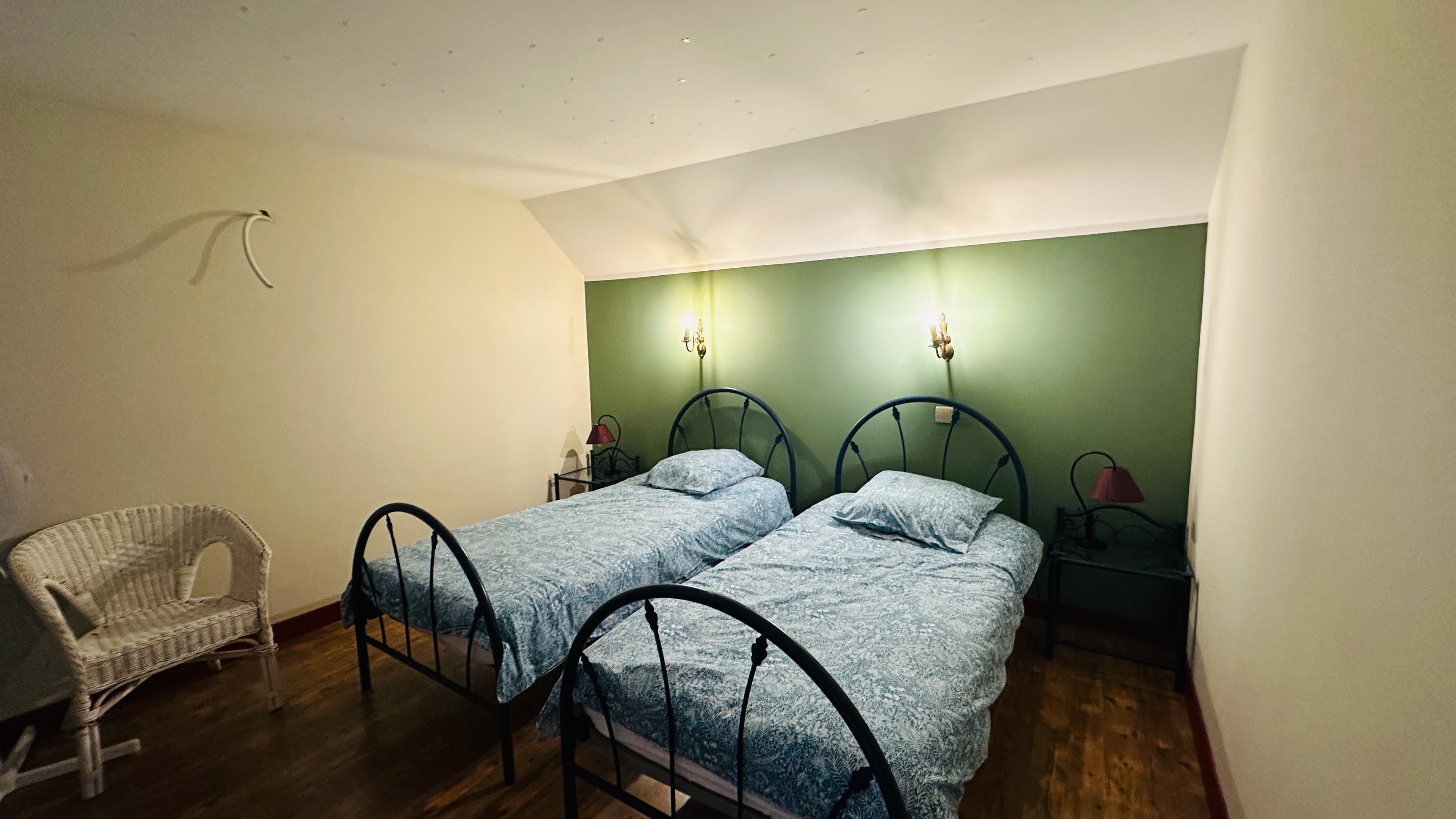 Single beds in the Ménestrel family room at Le Perchoir Montélimar