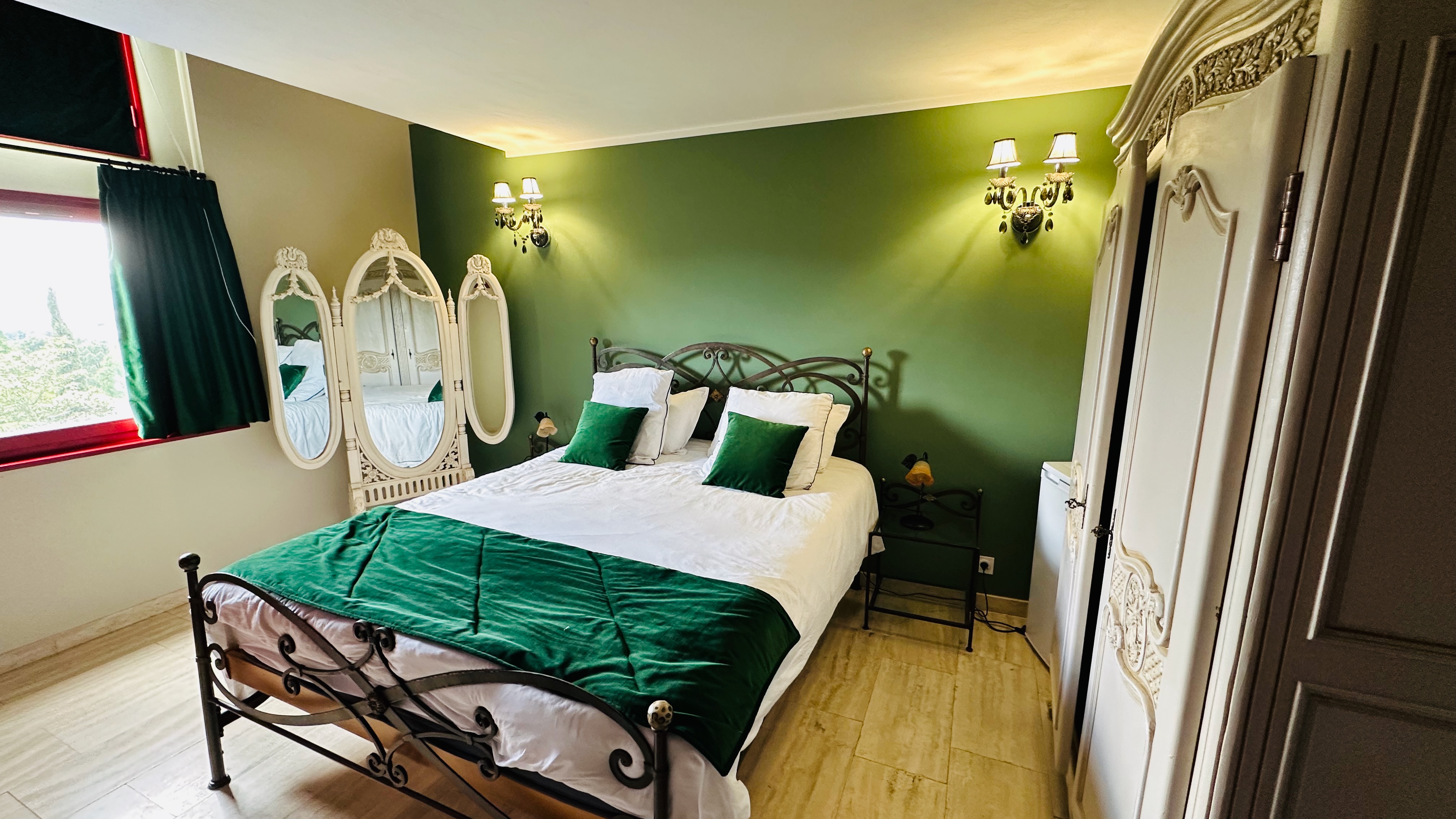 Chambre principale Ménéstrel avec lit double et décoration verte
