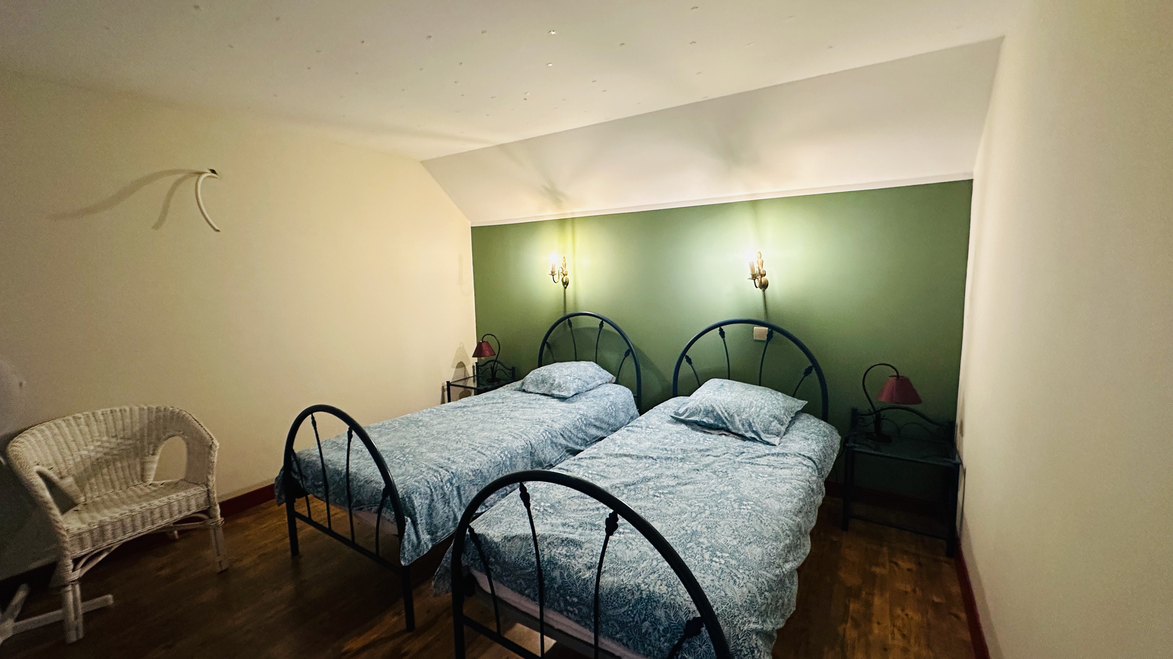 Espace avec deux lits simples dans la chambre familiale Ménéstrel