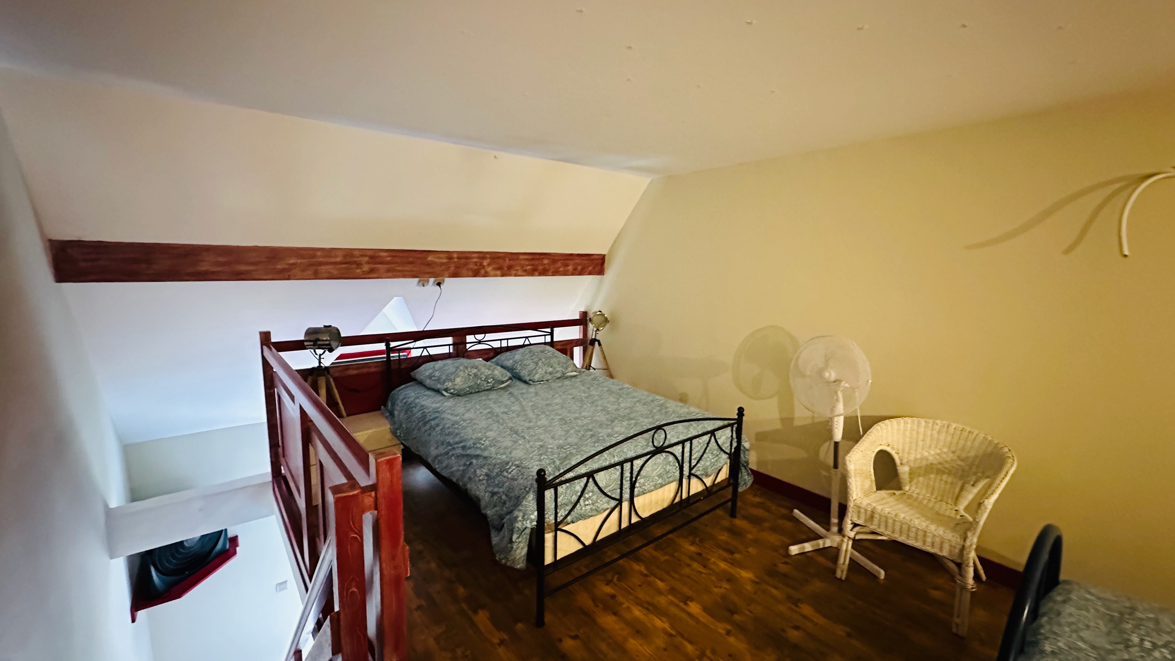 Espace mansardé de la chambre Ménéstrel avec lit double