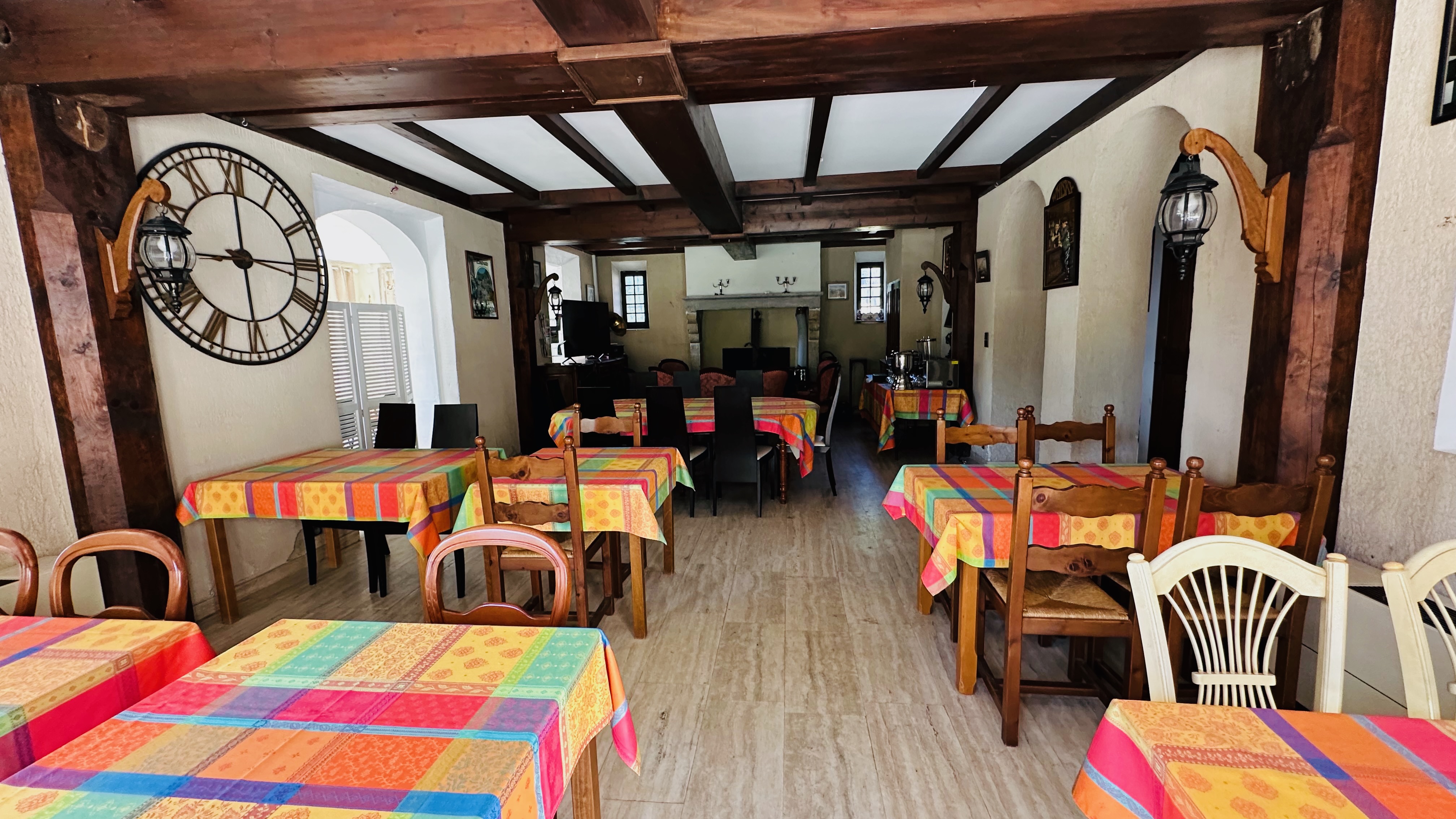 Salle Lavande - Vue d'ensemble avec tables dressées et poutres apparentes