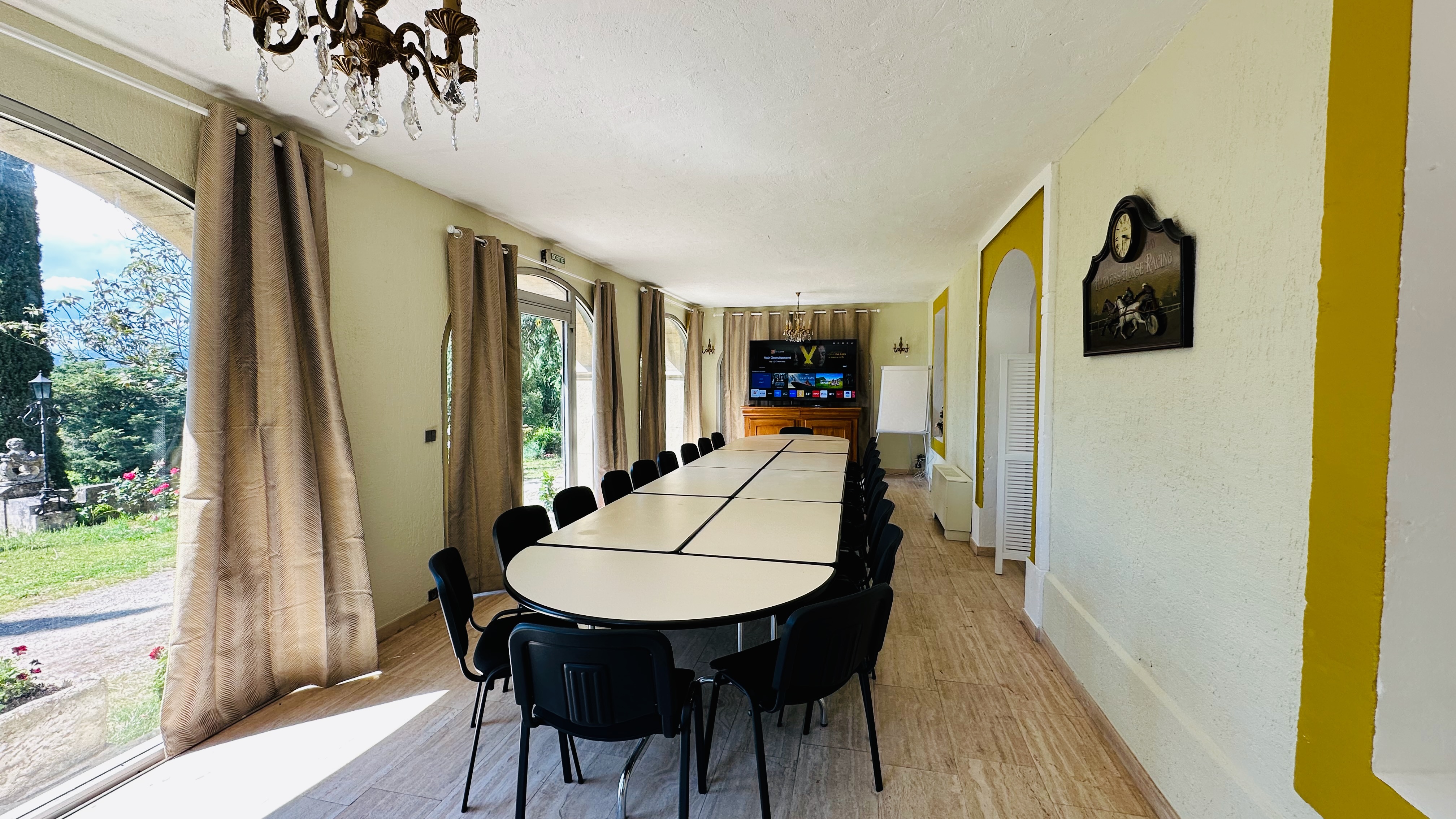 Salle Olivier - Vue d'ensemble avec grande table et vue sur le jardin