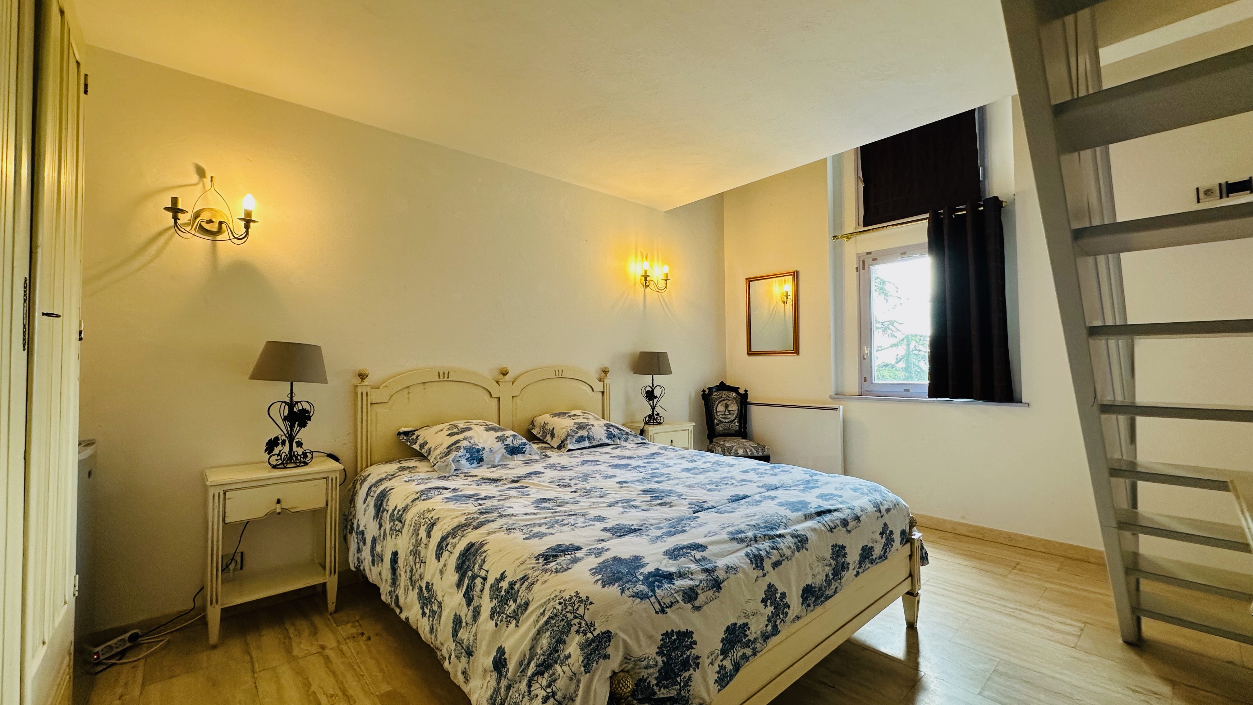 Chambre principale Troubadour avec lit double et décoration provençale